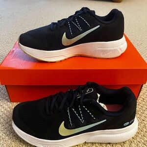 Nike ladies NWT : Zoom Span 3 Black with blue and green accents : size 6.5